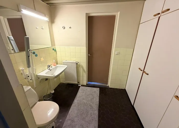 A Quiet House Right Next To The Airport *